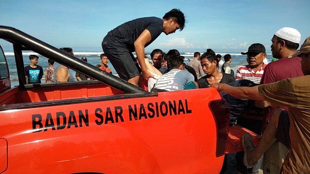 Tim Basarnas Bengkulu bersama tim gabungan melakukan evakuasi wisatawan asal Palembang yang tenggelam di Pantai Panjang Bengkul (Dok: istimewa)