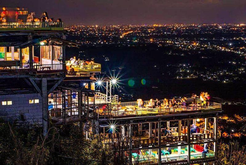 gambar pemandangan di Bukit Bintang pada malam hari (instagram.com/albetgunawan_)