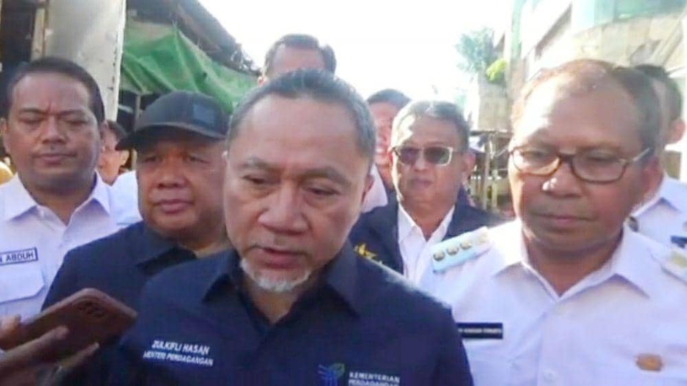 Menteri Perdagangan Zulkifli Hasan meninjau harga bahan pokok di Pasar Terong Makassar, Rabu (3/5/2023). IDN Times/Istimewa