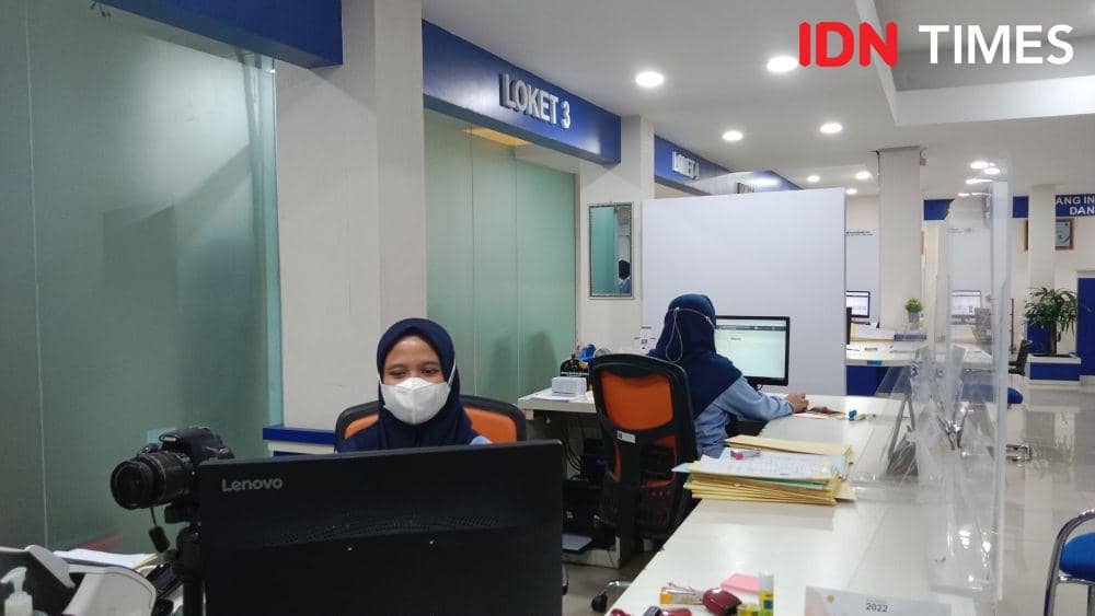 Seorang petugas perempuan saat mengerjakan pembuatan paspor di kantor Imigrasi Semarang. (IDN Times/Fariz Fardianto)