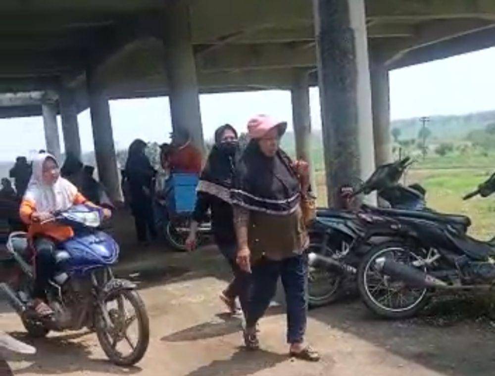 Penampakan ratusan warga berkumpul di mega proyek Kota Baru bersiap sambut kedatangan Presiden Jokowi. (IDN Times/Istimewa).