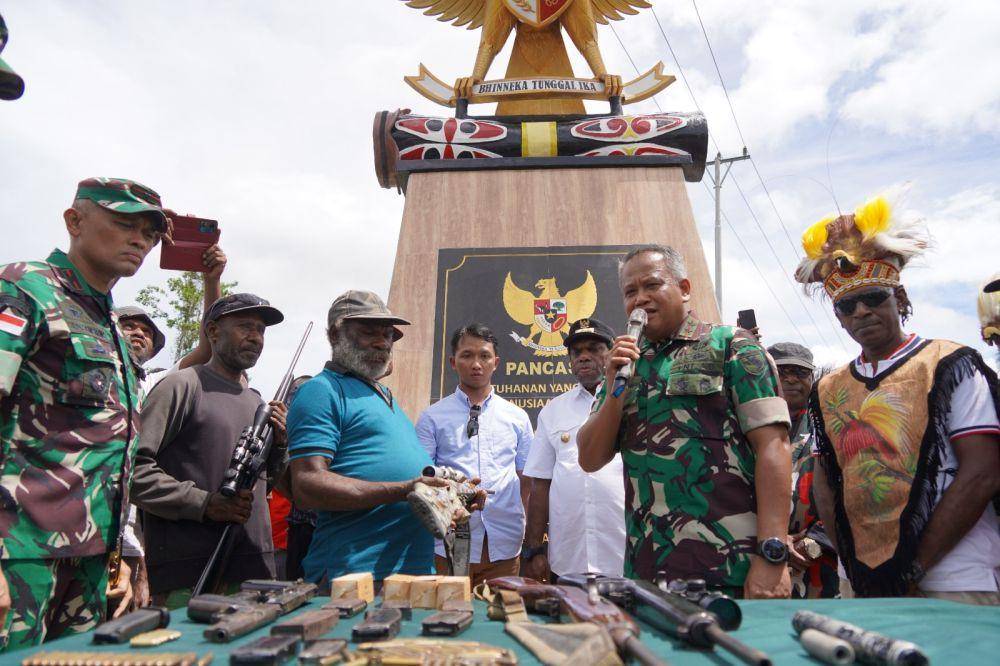Tokoh KKB di Kabupaten Keerom menyerahkan enam pucuk senjata yang dulu digunakan KKB ke Pangdam Cendrawasih XVII di Tugu Pancasila. (Dokumentasi Kodam XVII Cendrawasih)