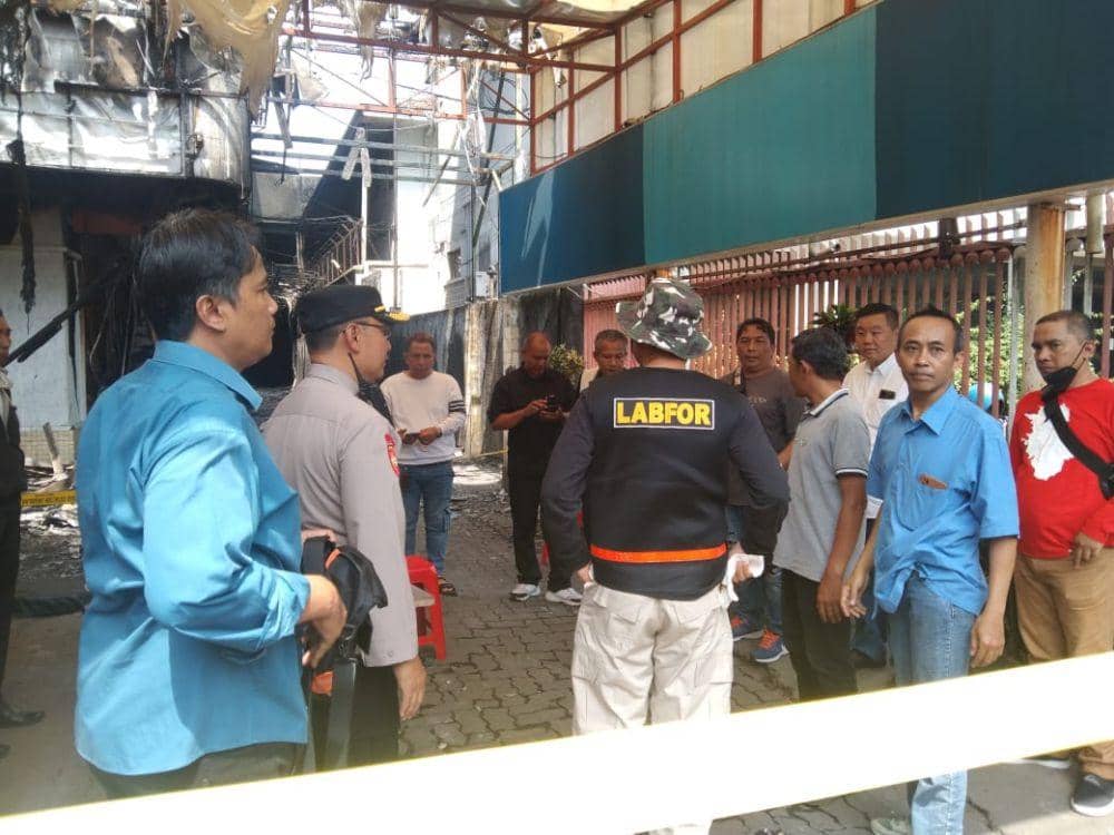 Tim Labfor Polda Jatim saat di lokasi kebakaran Malang Plaza. (IDN Times/Rizal Adhi Pratama)
