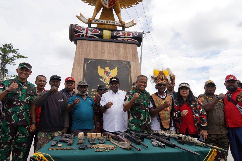 Tokoh KKB di Kabupaten Keerom menyerahkan enam pucuk senjata yang dulu digunakan KKB ke Pangdam Cendrawasih XVII di Tugu Pancasila. (Dokumentasi Kodam XVII Cendrawasih)