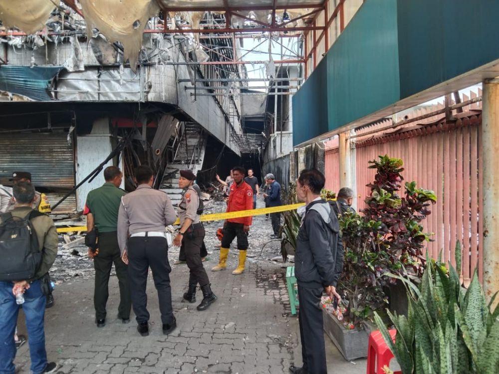 Proses identifikasi oleh Labfor Polda Jatim di Malang Plaza. (IDN Times/Rizal Adhi Pratama)