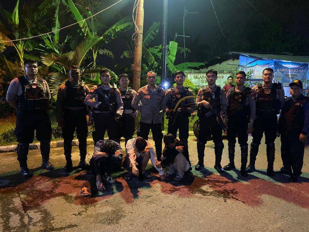 Bawa Sajam dan Diduga Ingin Tawuran, Tiga Remaja di Bekasi Ditangkap. (Dokumen Polres Metro Bekasi Kota)