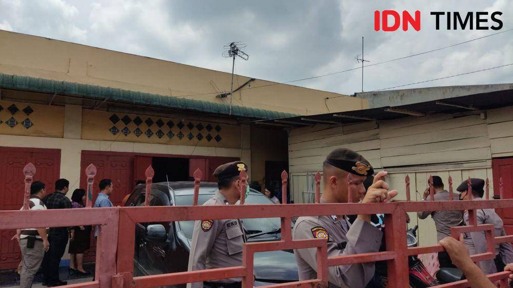 Rekontruksi yang dilakukan pihak Polres Binjai, terkait pembantaian sekeluarga (IDN Times/ Bambang Suhandoko)