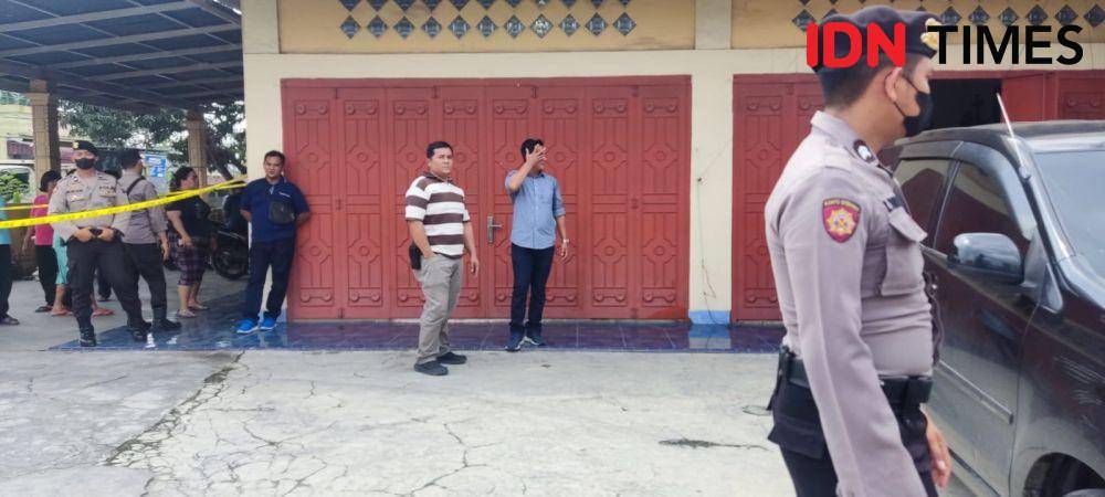 Rekontruksi yang dilakukan pihak Polres Binjai, terkait pembantaian sekeluarga (IDN Times/ Bambang Suhandoko)