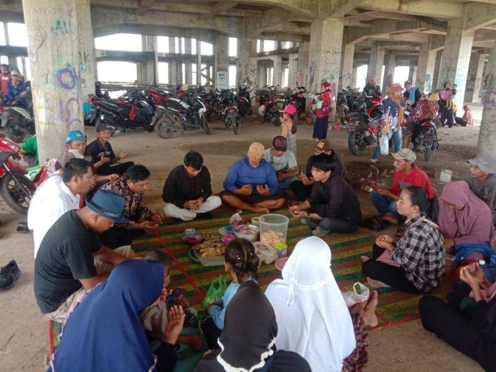 Penampakan ratusan warga berkumpul di mega proyek Kota Baru bersiap sambut kedatangan Presiden Jokowi. (IDN Times/Istimewa).