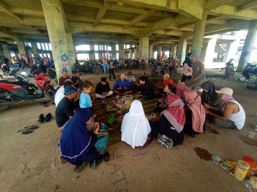 Penampakan ratusan warga berkumpul di mega proyek Kota Baru bersiap sambut kedatangan Presiden Jokowi. (IDN Times/Istimewa).