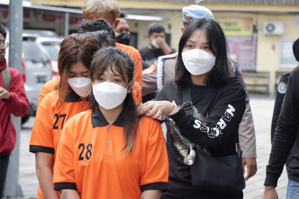 Kasus Narkoba, 2 Perempuan Muda di Lombok Ditangkap Bersama 4 Pria