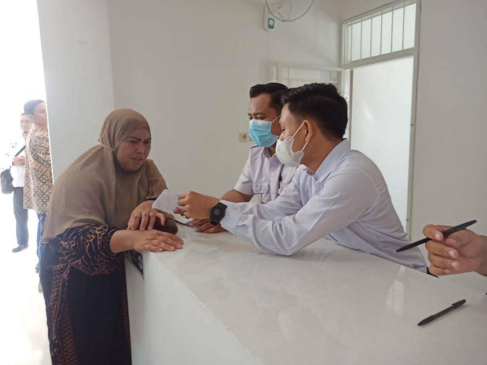 Warga Mantuil berobat ke Puskesmas Mantuil yang baru dibuka.