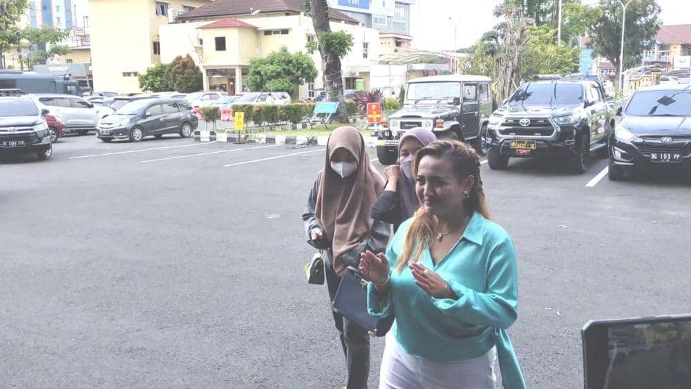 Tersangka Penistaan Agama Lina Mukherjee Datangi Polda Sumsel