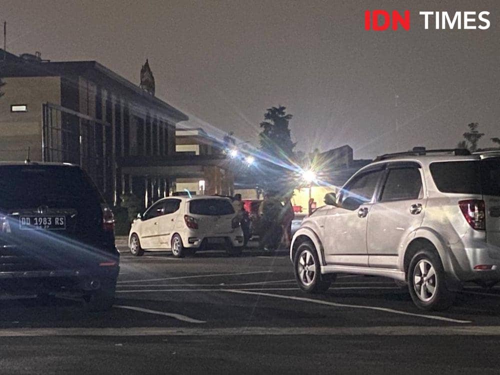 Kasubdit Jatanras Polda Metro Jaya AKBP Indrawienny Panjiyoga dan tim penyidik bersama tim Apsifor usai memeriksa keluarga Mustopa di Polda Lampung, Rabu (3/5/2023). (IDN Times/Tama Yudha Wiguna).