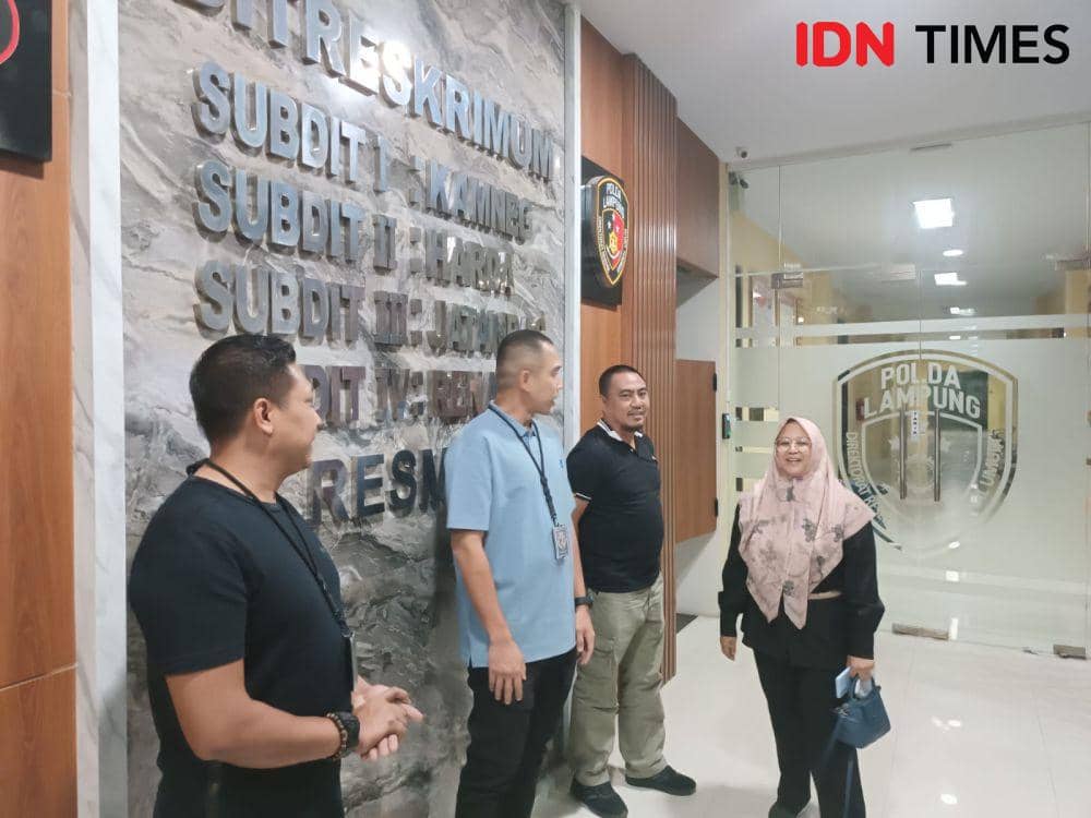 Kasubdit Jatanras Polda Metro Jaya AKBP Indrawienny Panjiyoga dan tim penyidik bersama tim Apsifor usai memeriksa keluarga Mustopa di Polda Lampung, Rabu (3/5/2023). (IDN Times/Tama Yudha Wiguna).