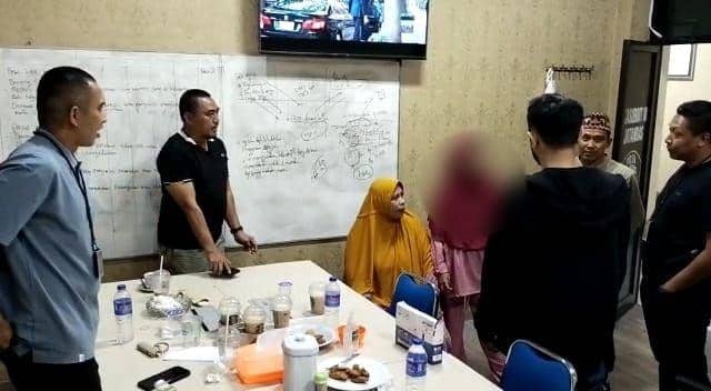Proses pemeriksaan Kasubdit Jatanras Polda Metro Jaya AKBP Indrawienny Panjiyoga dan tim penyidik bersama tim Apsifor usai memeriksa keluarga Mustopa di Polda Lampung, Rabu (3/5/2023). (IDN Times/Istimewa).
