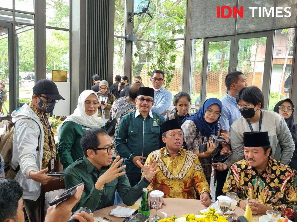 Ketua tim pemenangan koalisi inti dari Golkar, Nusron Wahid (batik kuning, tengah), ketua tim pemenangan koalisi inti dari PKB, Faisol Riza (IDN Times/Ilman Nafi'an)