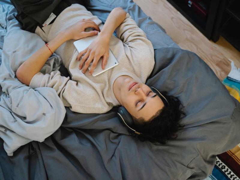 6 Rekomendasi Musisi Indie-Folk yang Lagunya Enak Jadi Pengantar Tidur