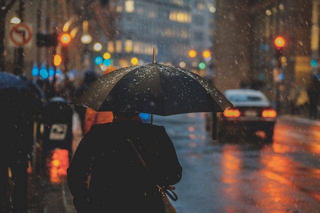 ilustrasi menembus hujan (unsplash.com/Osman Rana)
