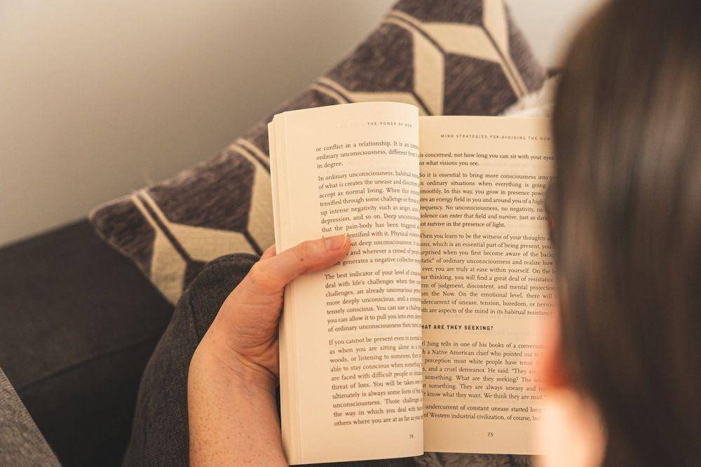 ilustrasi orang sedang membaca buku (pexels.com/Castorly Stock)