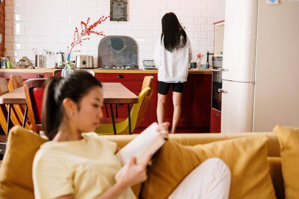 ilustrasi menginap di rumah teman (pexels.com/cottonbro studio)