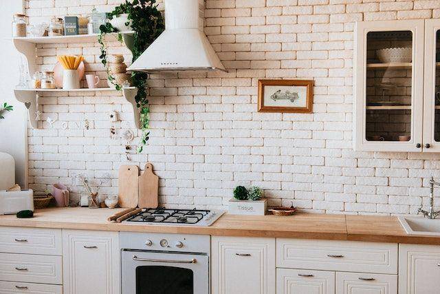Dapur bergaya farmhouse dengan countertop kayu (pexels.com/Dmitry Zvolskiy)