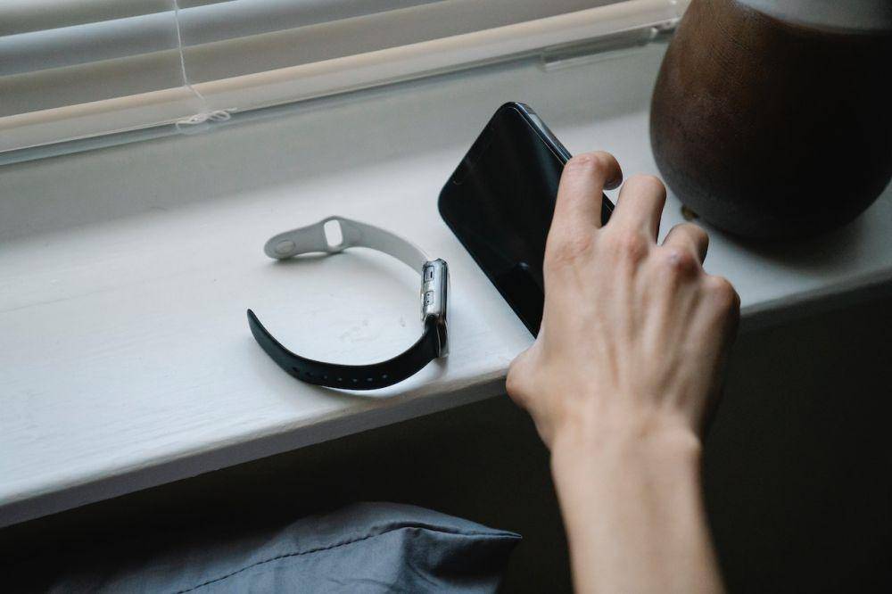 ilustrasi orang menjauhkan gadget-nya (pexels.com/Eren Li)