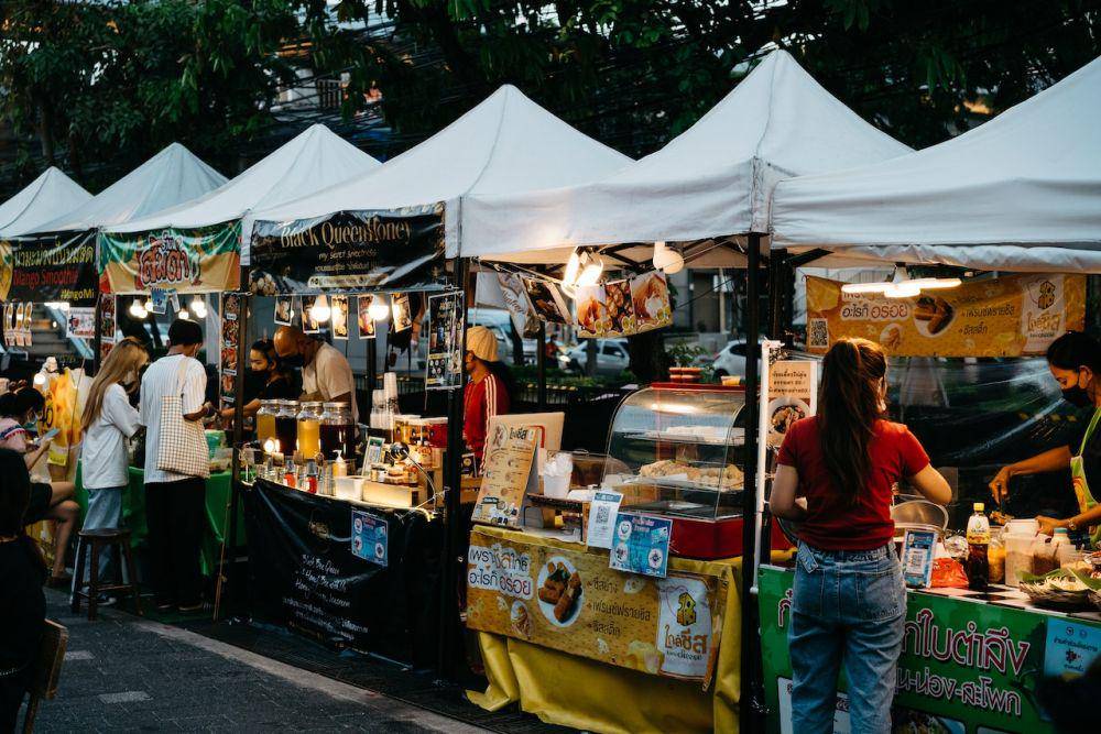 ilustrasi penjual makanan di pasar (pexels.com/Markus Winkler)