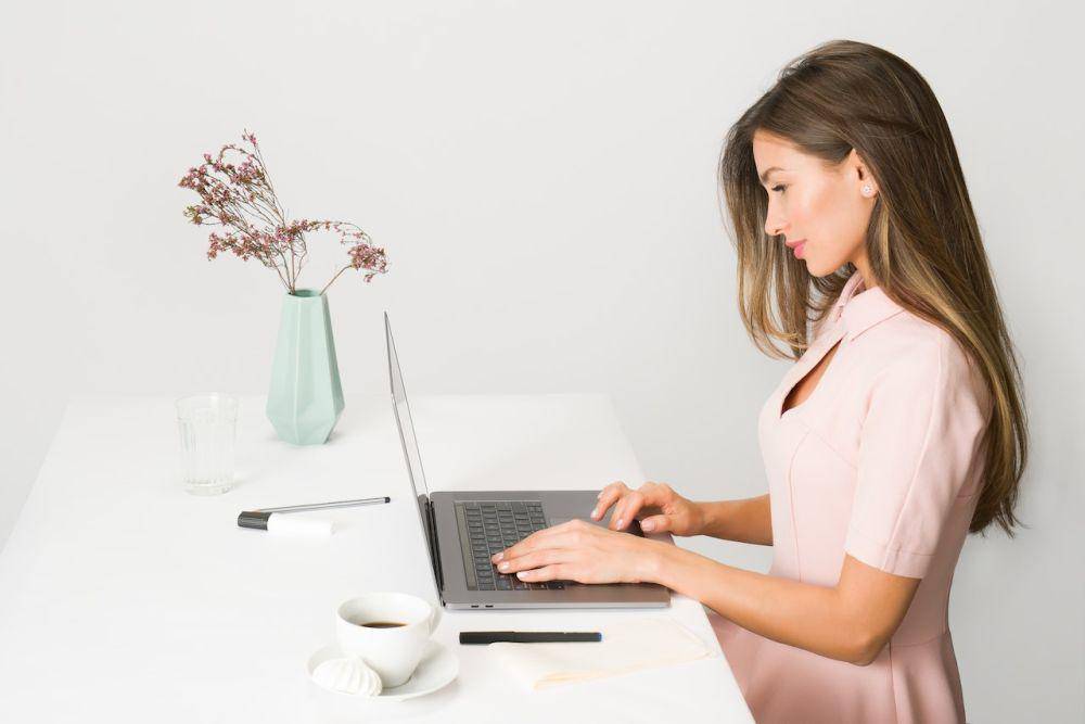 ilustrasi perempuan menggunakan laptop (pexels.com/Moose Photos)