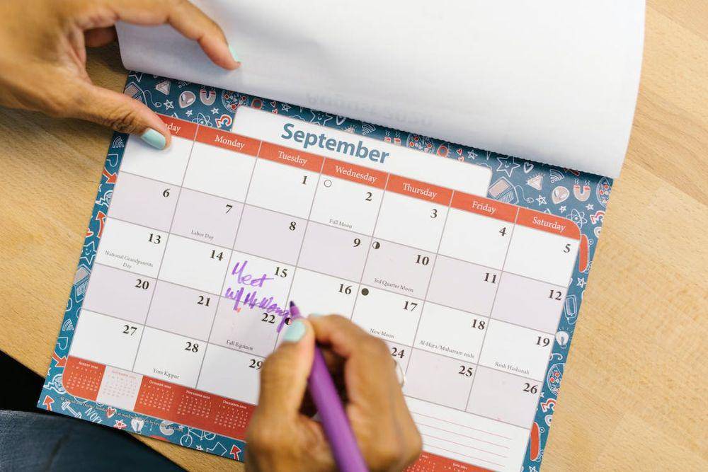 ilustrasi book planner (pexels.com/RODNAE Productions)