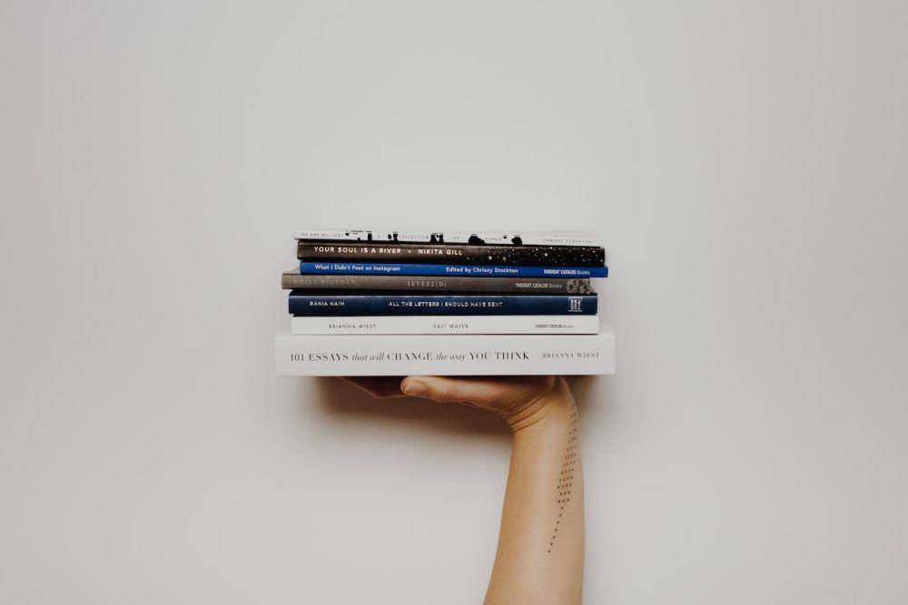 tumpukan buku dengan judul dan genre berbeda (pexels.com/Thought Catalog)