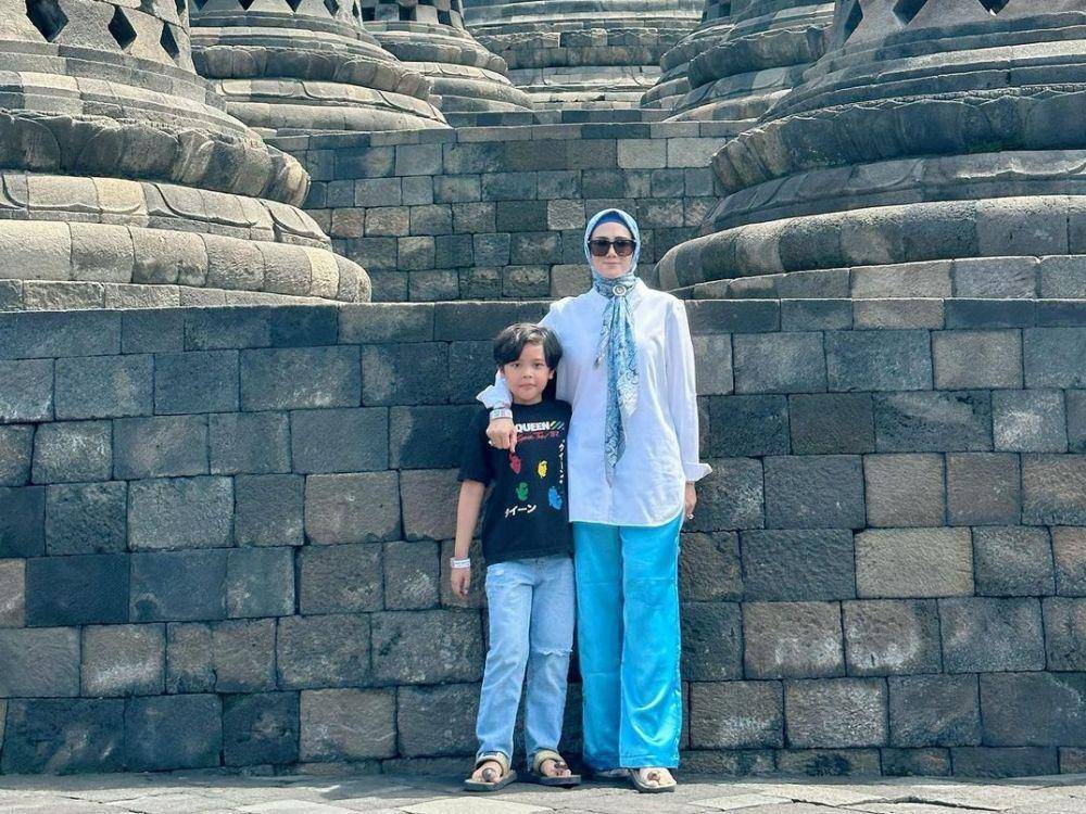 Mulan Jameela mengunjungi Candi Borobudur (instagram.com/mulanjameela1)