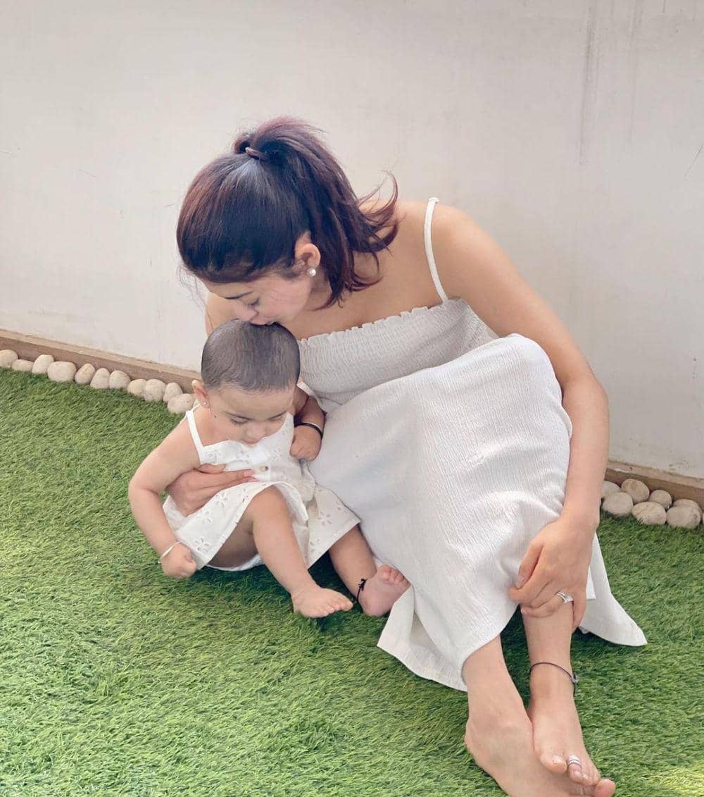 Pranitha Subhash dan putrinya (instagram.com/pranitha.insta)