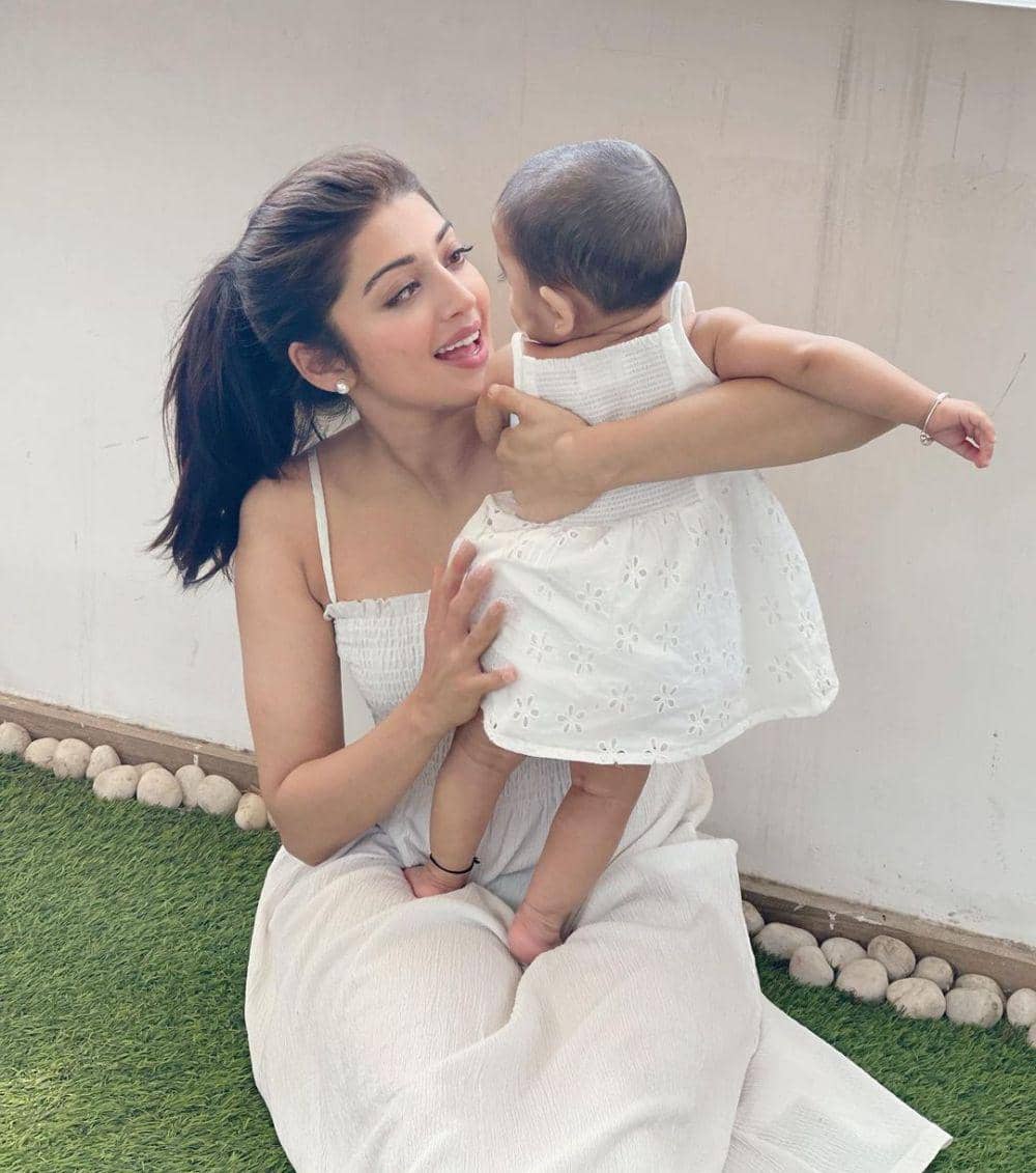 Pranitha Subhash dan putrinya (instagram.com/pranitha.insta)