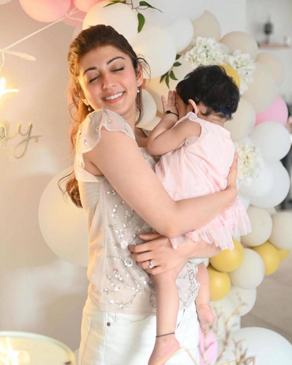 Pranitha Subhash dan putrinya (instagram.com/pranitha.insta)