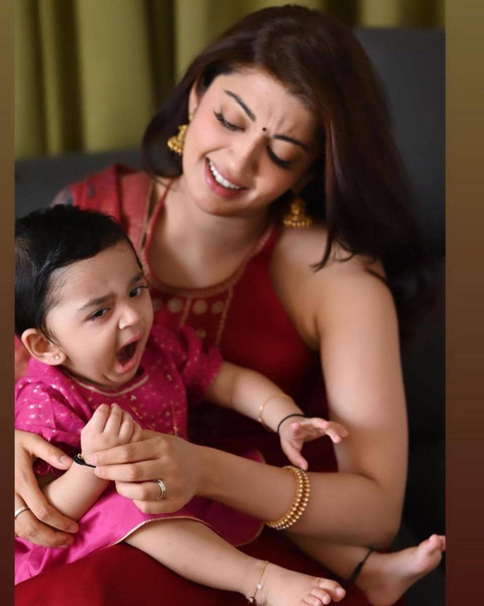 Pranitha Subhash dan putrinya (instagram.com/pranitha.insta)