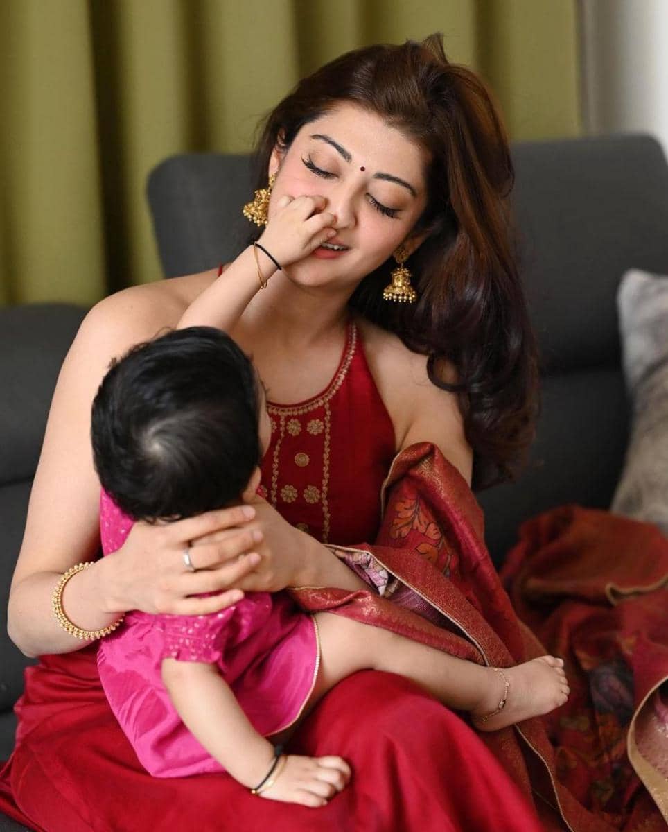 Pranitha Subhash dan putrinya (instagram.com/pranitha.insta)