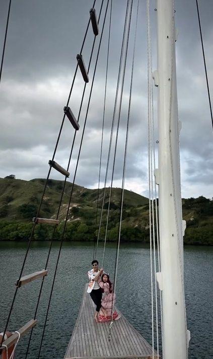 potret Teuku Ryan dan Ria Ricis di kapal pinisi (instagram.com/teukuryantr)