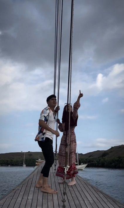 potret Teuku Ryan dan Ria Ricis di kapal pinisi (instagram.com/teukuryantr)