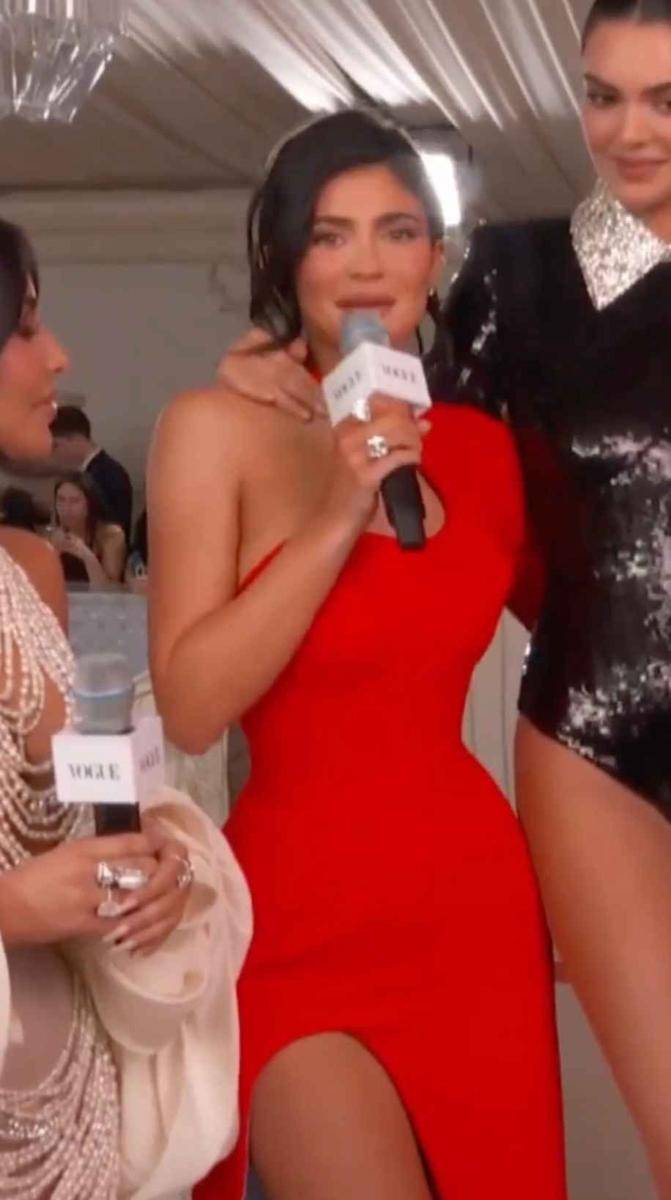 Kendall Jenner, Kylie Jenner, dan Kim Kardashian (instagram.com/voguemagazine)