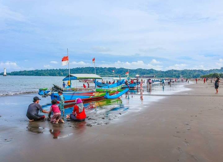 potret pengunjung di Pantai Teluk Penyu Cilacap (instagram.com/kinghafizm)