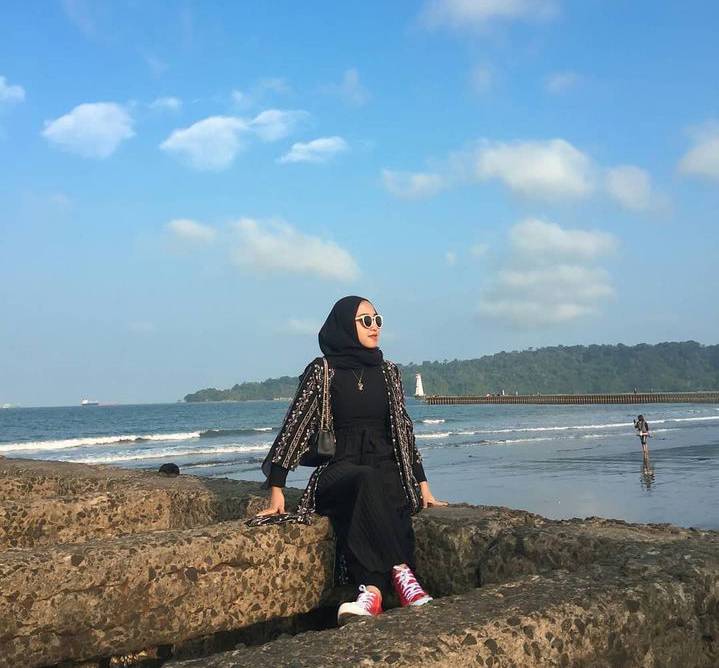 potret pengunjung di Pantai Teluk Penyu Cilacap (instagram.com/lilisnrk)