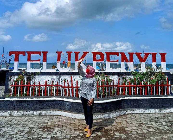 potret pengunjung yang sedang berfoto di Pantai Teluk Penyu Cilacap (instagram.com/hanissassetiyani94)