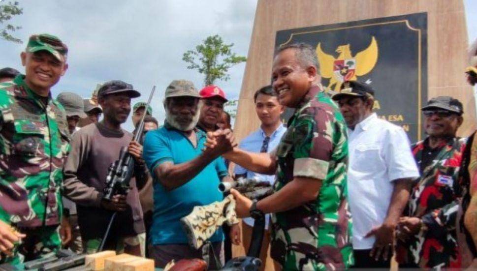Tokoh KKB menyerahkan enam pucuk senjata ke Pangdam XVII/Cendrawasi, Mayjen TNI Muhammad Saleh Mustafa di Keerom. (ANTARA FOTO/Ardiles Leloltery)