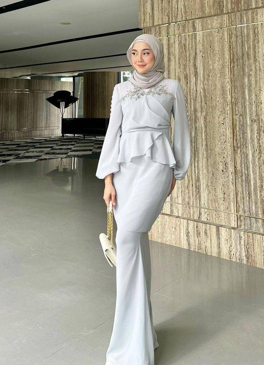 OOTD kondangan hijab (instagram.com/nurinafiqaaah)