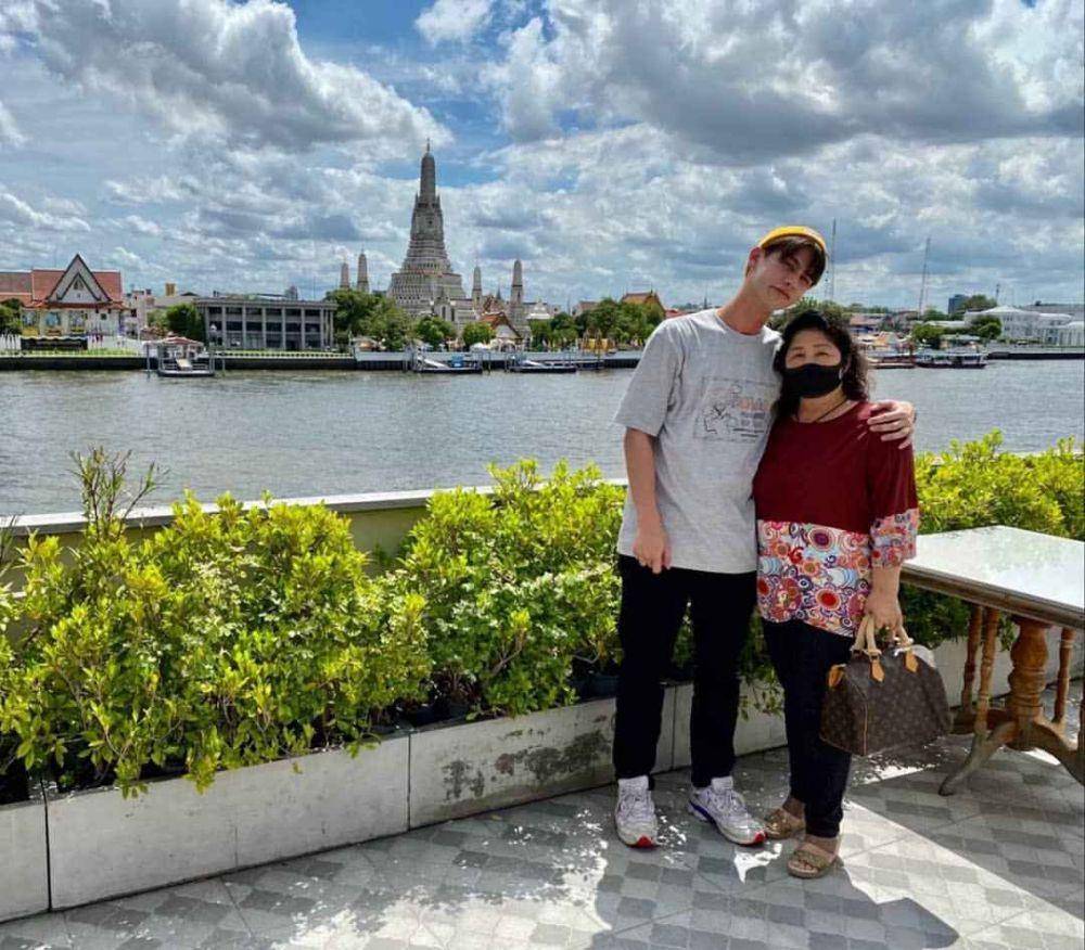 Bright Vachirawit dan ibu (instagram.com/mombbrightvc)