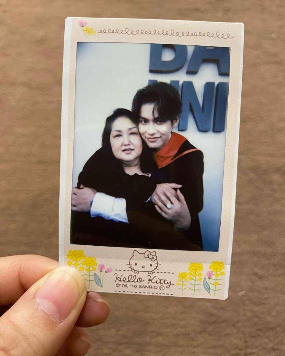 Bright Vachirawit dan ibu (instagram.com/mombbrightvc)