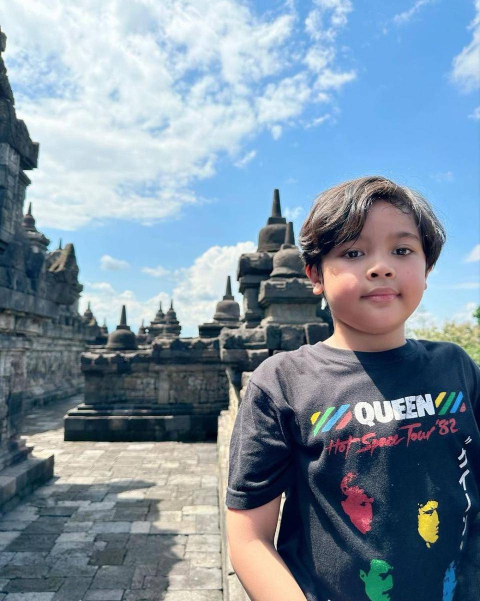 Mulan Jameela mengunjungi Candi Borobudur (instagram.com/mulanjameela1)