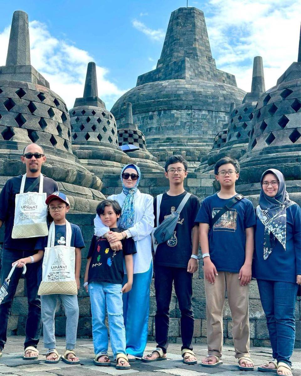 Mulan Jameela mengunjungi Candi Borobudur (instagram.com/mulanjameela1)