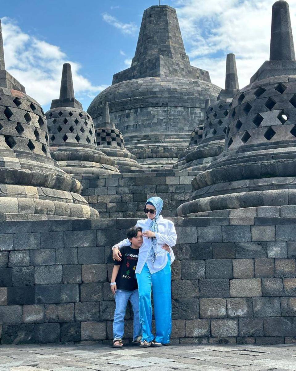 Mulan Jameela mengunjungi Candi Borobudur (instagram.com/mulanjameela1)